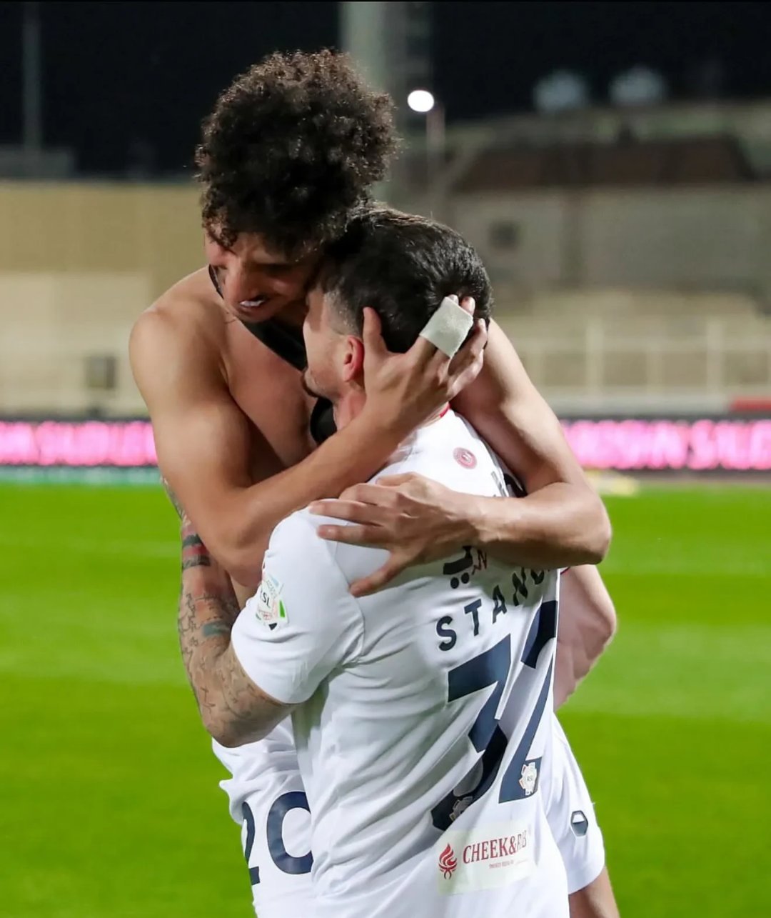 包含AC米兰球员受伤，教练组调整战术备战下轮的词条