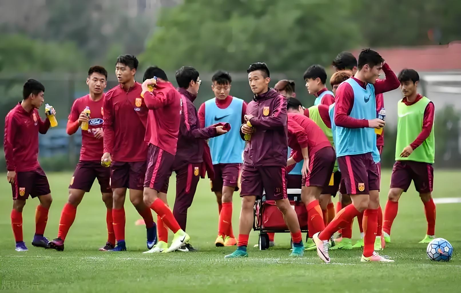 雷火电竞官网-双方球员拚搏比赛，观众尖叫呐喊不断