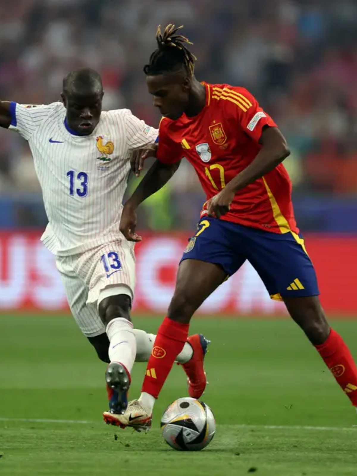 双方球员拚搏比赛，观众尖叫呐喊不断