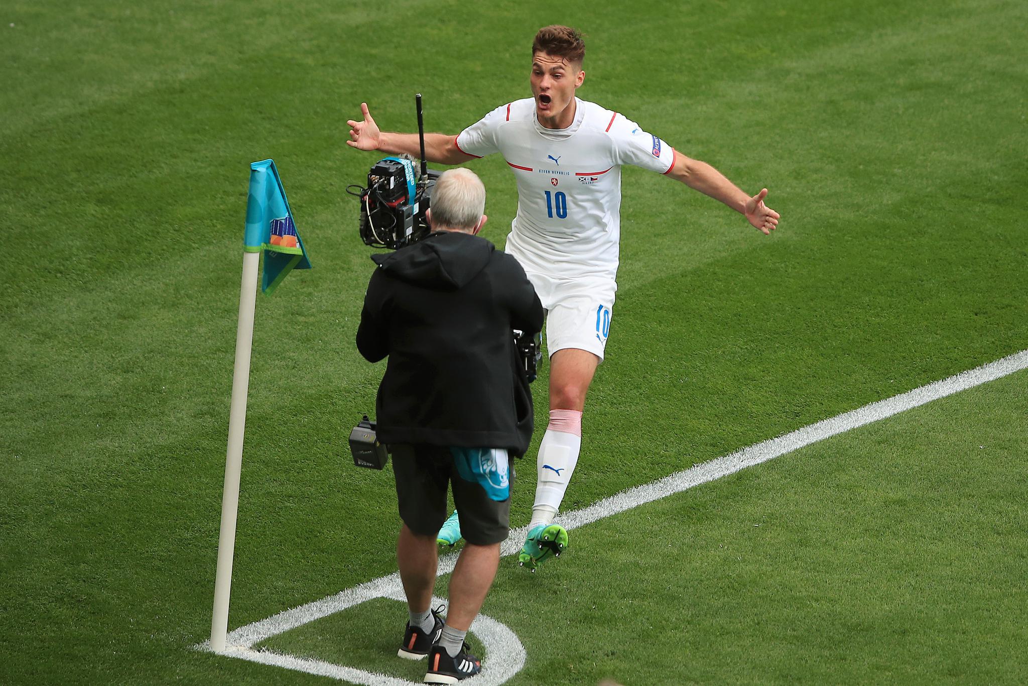 雷火电竞入驻-意大利首秀逼平瑞士，卫冕冠军迎来新转机的简单介绍