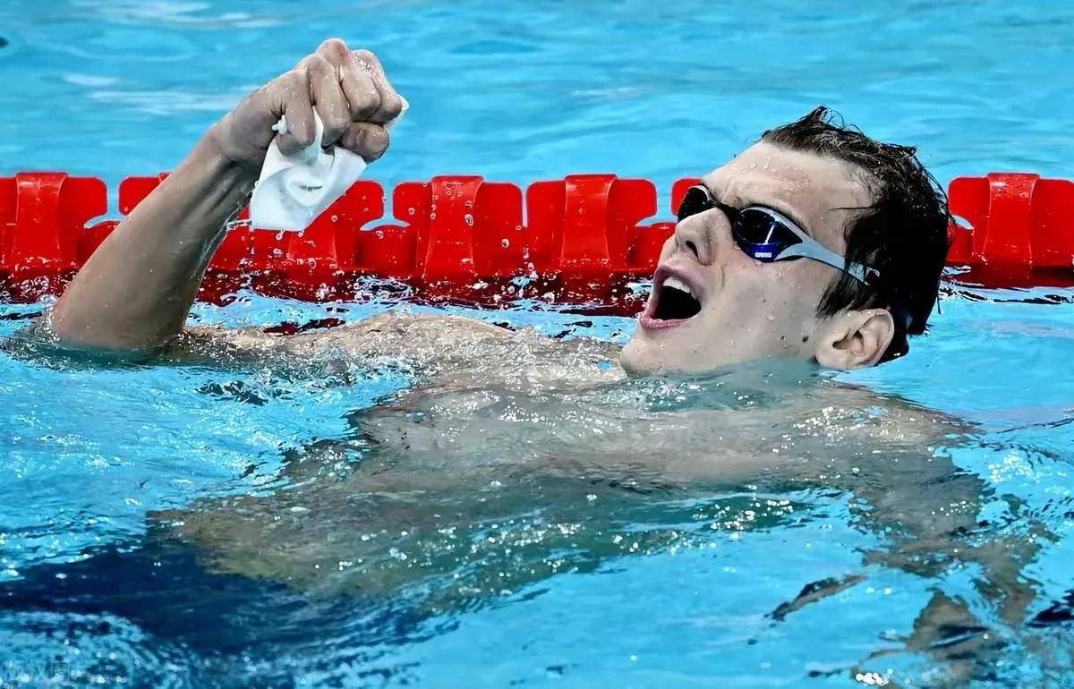 哥伦比亚选手在游泳赛事中夺冠，赢得掌声