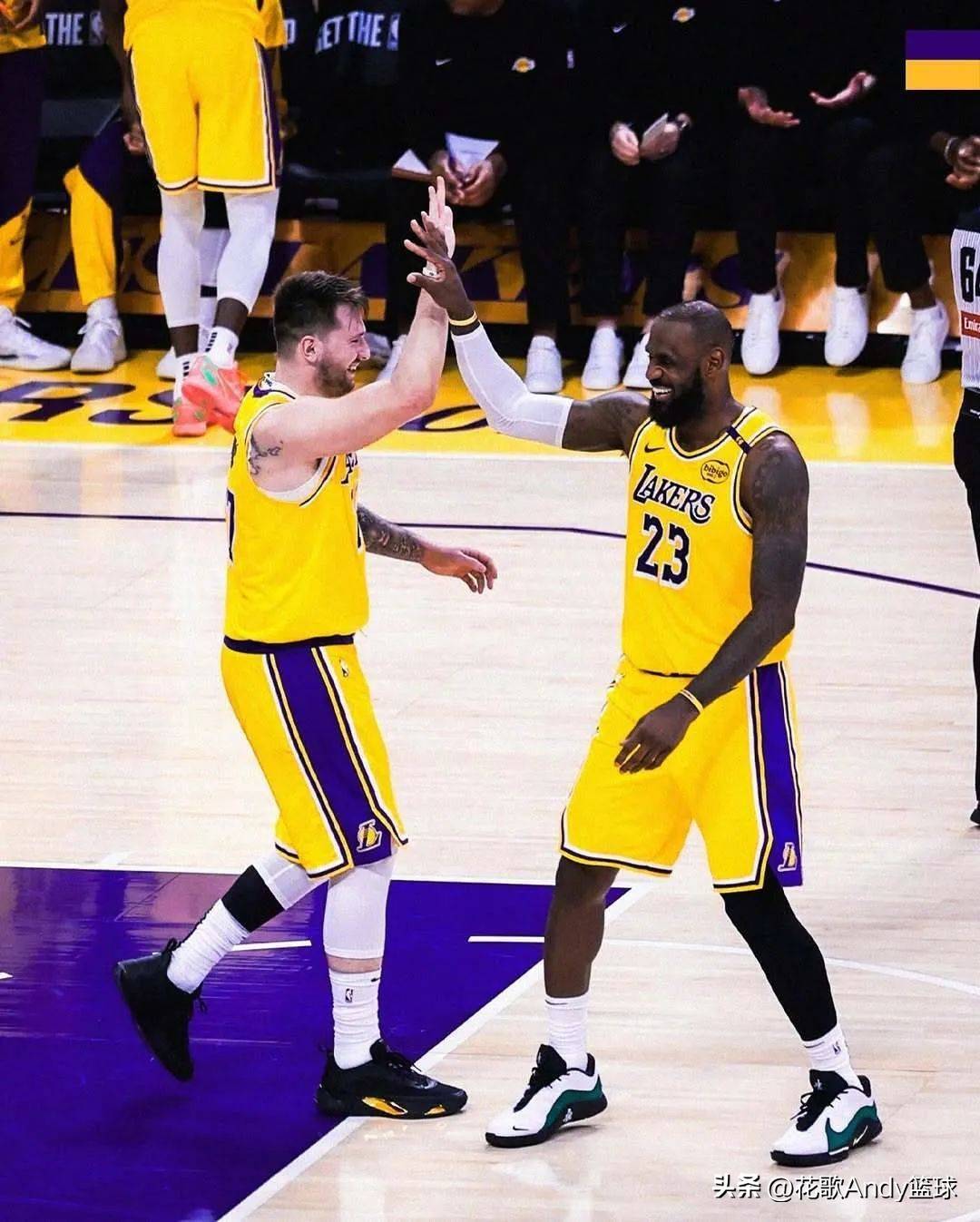 包含詹姆斯领航湖人队，荣耀接踵而至的词条