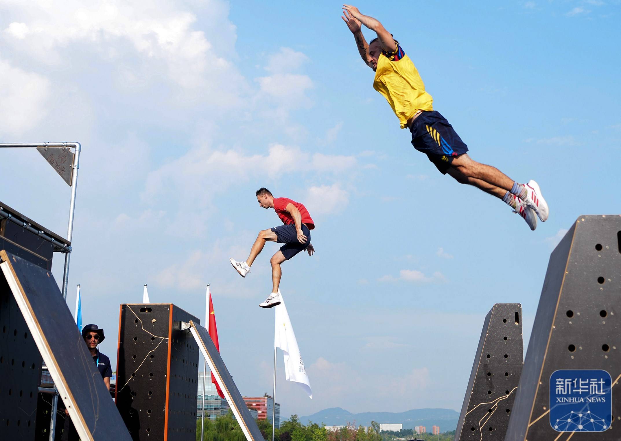 瑞士游泳选手表现出色，夺得冠军