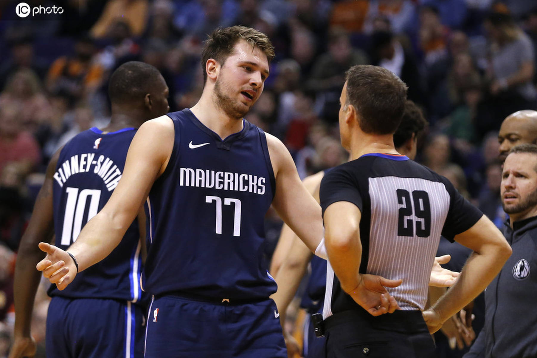 雷火电竞官网-独行侠轻取天津队，布克带队取胜